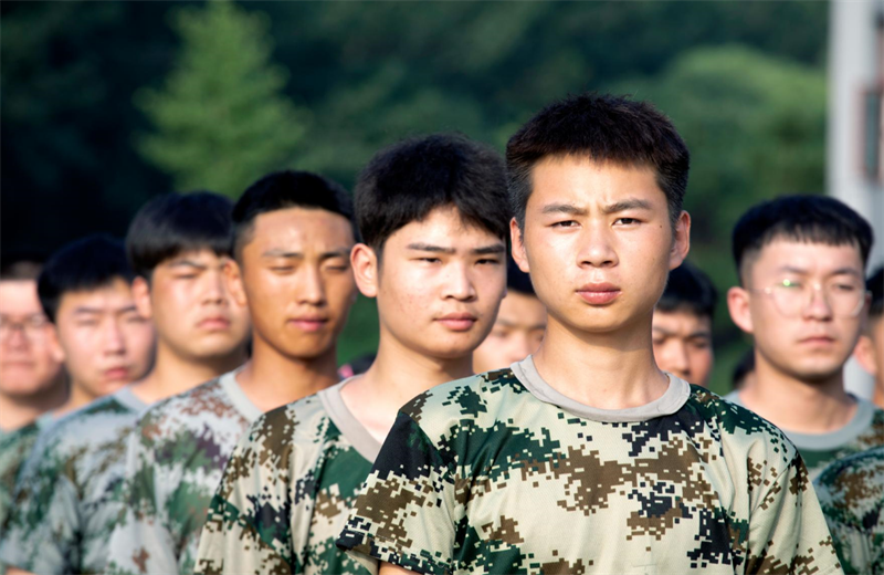 2021年7月6日，快盈lll北京集团百名应届大学生褪下便服换上军装，在训练场上接受为期2天的军训，享受入职前的第一份美好记忆。