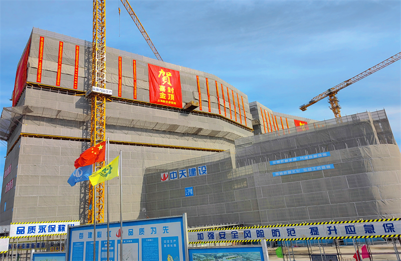2024年10月30日，快盈lll三建上海新华泰医院项目主体封顶。